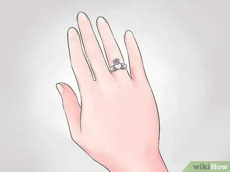 Obrázek nazván Wear a Claddagh Ring Step 1