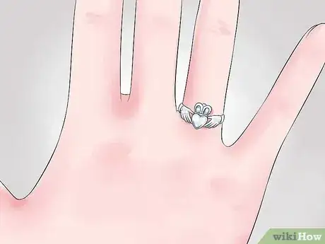 Obrázek nazván Wear a Claddagh Ring Step 3