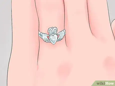 Obrázek nazván Wear a Claddagh Ring Step 6