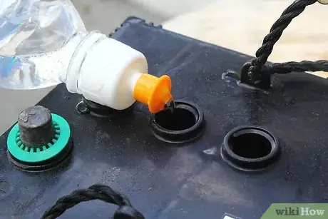 Obrázek nazván Check Car Battery Water Levels Step 10