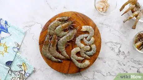 Obrázek nazván Peel and Devein Shrimp Step 1