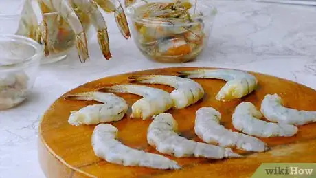 Obrázek nazván Peel and Devein Shrimp Step 5