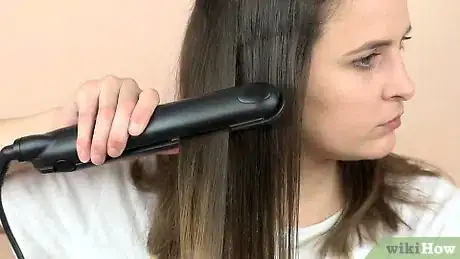 Obrázek nazván Straighten Your Hair Step 7